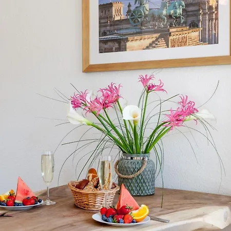 Stilvolles In Downtown Mitte, Boxspringbett, Balkon, Blick Ueber Auf Den Himmel, Zentrale Lage, Kiez Vor Der Haustuer *