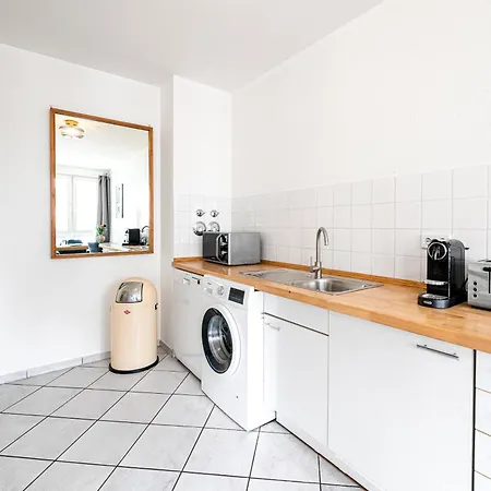 Stilvolles In Downtown Mitte, Boxspringbett, Balkon, Blick Ueber Auf Den Himmel, Zentrale Lage, Kiez Vor Der Haustuer Berlin
