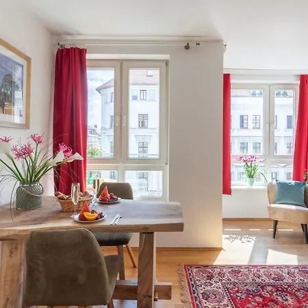 Stilvolles In Downtown Mitte, Boxspringbett, Balkon, Blick Ueber Auf Den Himmel, Zentrale Lage, Kiez Vor Der Haustuer Apartment